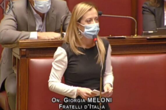 Intervento monumentale di Giorgia Meloni contro Conte alla Camera: “Ha distrutto l’Italia e ora vuole governare con un gruppo di disperati”