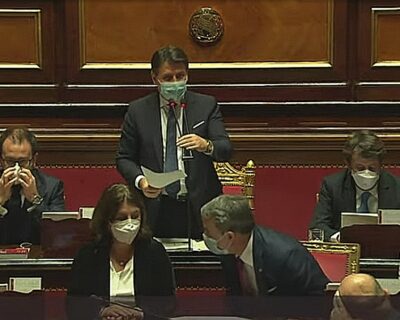 La sceneggiata di Giuseppe Conte nella replica al Senato: «Non mi vergogno di sedere su queste poltrone»