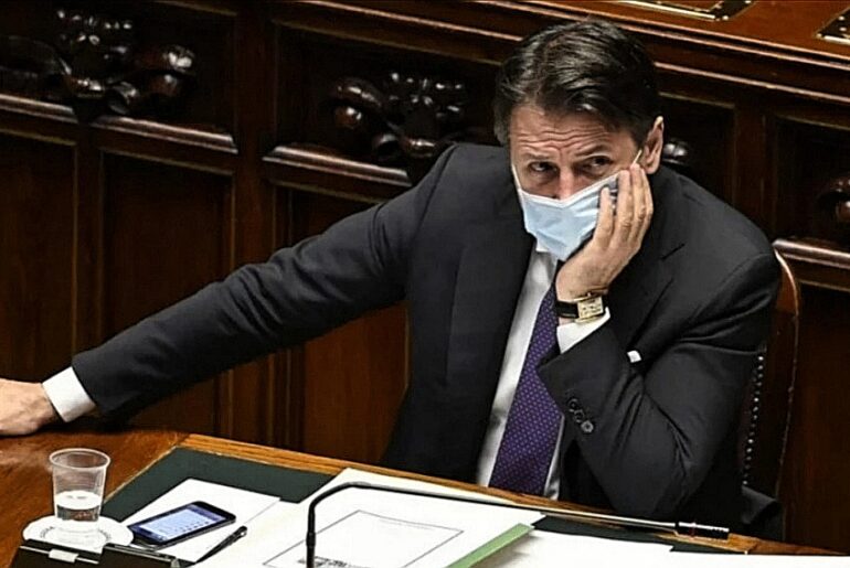 Giuseppe Conte ha perso la maggioranza. Ora è appeso a Renzi e a due badanti