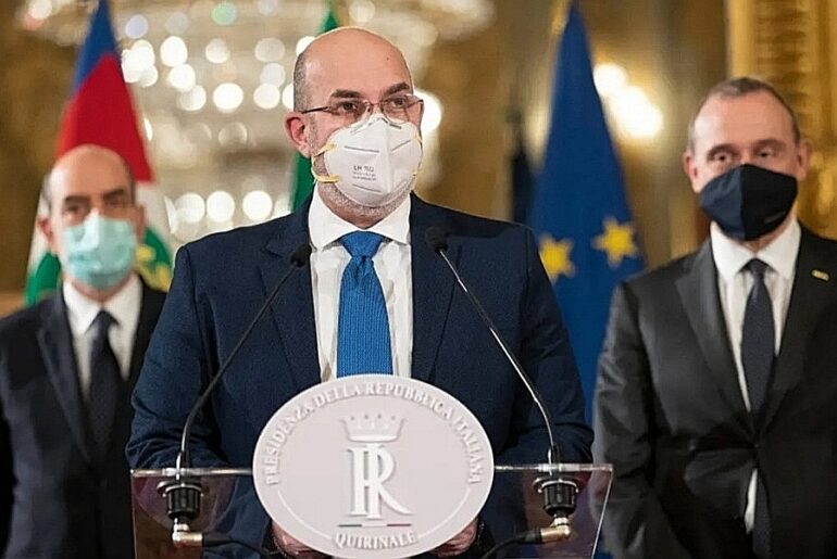 M5S al Colle, la faccia tosta di Vito Crimi: “L’unico in grado è Conte”. E cade anche il veto su Matteo Renzi