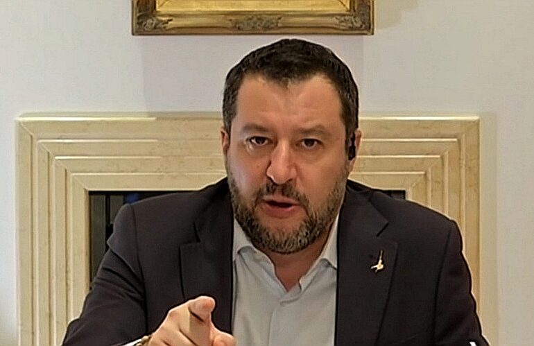 Matteo Salvini bordata a Roberto Fico: «Anche io ho fatto l’esploratore tra i boschi, ma avevo 12 anni. Lui è imbarazzante»