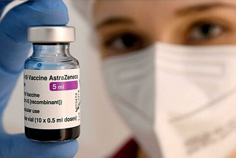 Lotto vaccino ritirato, scatta la paura: “Non vogliamo fare il richiamo, con Astrazeneca sintomi pesanti”