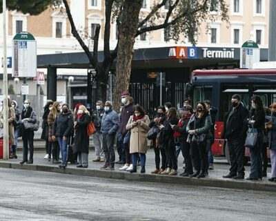 Zingaretti e Raggi dove sono? FdI: Il Lazio in zona rossa, i mezzi pubblici più affollati di prima