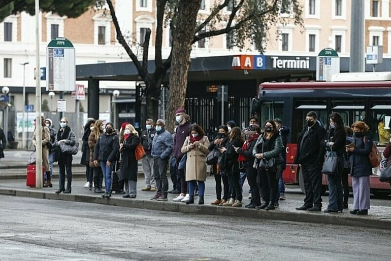 Zingaretti e Raggi dove sono? FdI: Il Lazio in zona rossa, i mezzi pubblici più affollati di prima