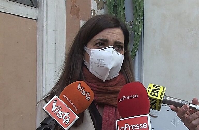 L’ultimo delirio di Laura Boldrini: per difendersi raschia il fondo