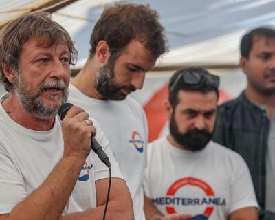 Migranti, nuove prove sul business delle Ong. Luca Casarini: «Ecco i soldi, brindiamo a champagne»