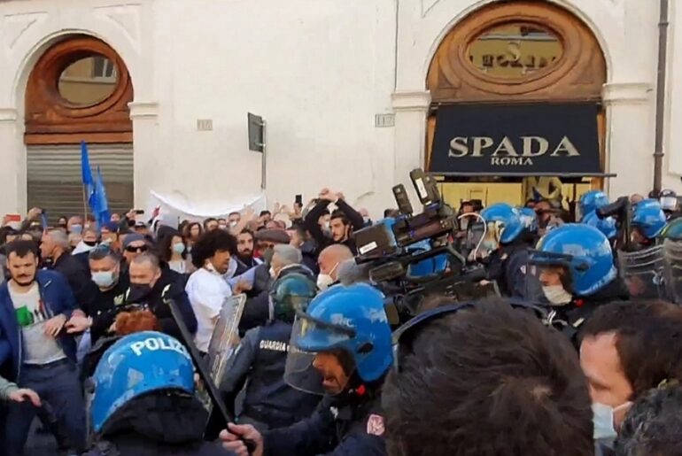 “Buffoni, fateci riaprire”. Protestano gli ambulanti, ristoratori proprietari di bar e palestre, guerriglia a Montecitorio