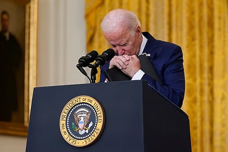 Lo sprofondo politico di Joe Biden: è sotto accusa, crolla nei sondaggi, le sue scelte sono disastrose