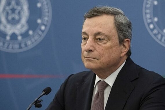 Green pass, Draghi “tira dritto”. Indiscrezione: a chi lo vogliono estendere