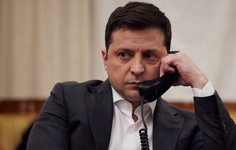 Zelensky, quello che nessuno sa sul presidente ucraino: “Altro che eroe”, cosa c’è davvero dietro la guerra