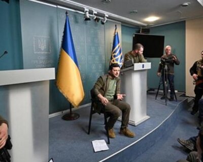 Avete le mani sporche di sangue ucraino. Volodymyr Zelensky disintegra la Nato: “Qui si muore per colpa vostra”