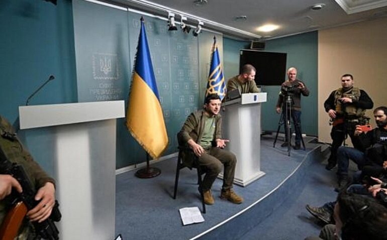 Avete le mani sporche di sangue ucraino. Volodymyr Zelensky disintegra la Nato: “Qui si muore per colpa vostra”