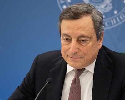 Il danno e la beffa, Mario Draghi è tutto un grazie: e i disastri di Speranza e del Green pass diventano “successi”