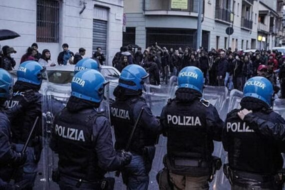 Torino, scontri tra polizia e centri sociali: volevano assaltare il corteo di FdI contro spaccio e degrado