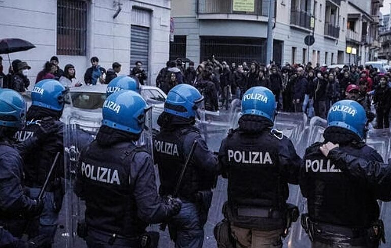 Torino, scontri tra polizia e centri sociali: volevano assaltare il corteo di FdI contro spaccio e degrado