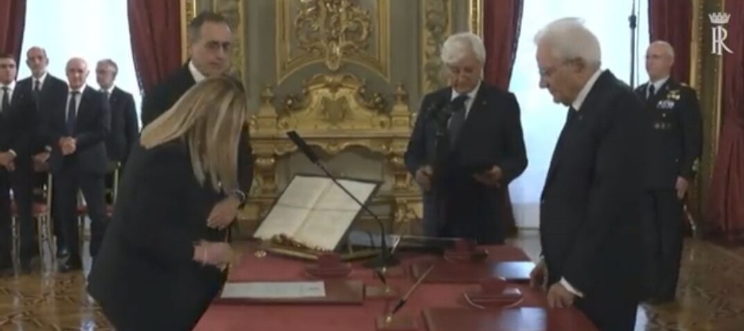 Il giuramento a memoria e il braccialetto tricolore: così il Presidente Meloni fa il suo ingresso nella storia