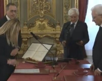 Il giuramento a memoria e il braccialetto tricolore: così il Presidente Meloni fa il suo ingresso nella storia