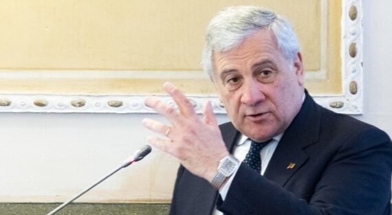Tunisia, cosa succede. Il Ministro Tajani avverte gli italiani: “Rischiamo ondata di migranti”