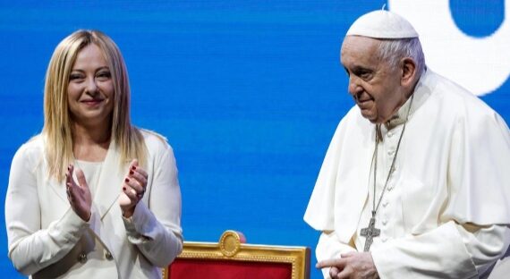 Giorgia Meloni parla di natalità: il Papa applaude il suo intervento, si alza e le stringe la mano