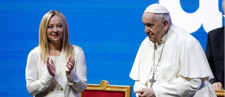 Giorgia Meloni parla di natalità: il Papa applaude il suo intervento, si alza e le stringe la mano