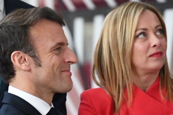 Migranti, ecco perché Macron ora “corteggia” Giorgia Meloni e vuole collaborare con l’Italia
