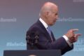 "Che Dio...". Joe Biden, sconcerto sul palco: la frase e il dubbio, sta male? | Video