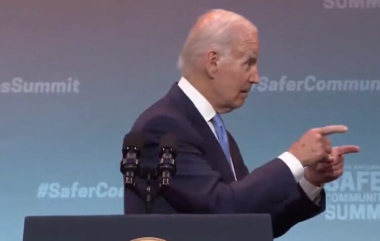 “Che Dio…”. Joe Biden, sconcerto sul palco: la frase e il dubbio, sta male? | Video