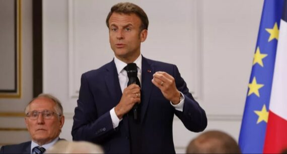 Francia, Macron vuole limitare i social: pronta la stretta in stile regime