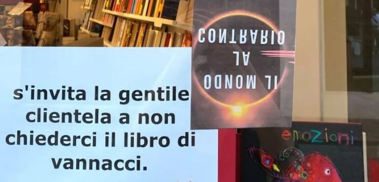 Vannacci, il cartello choc in libreria: “Qui il suo libro non lo vendiamo”